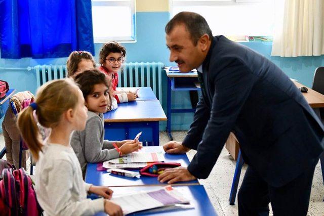 Öğrenciler, Vali Sonel’e sevgilerini sarılarak gösterdi