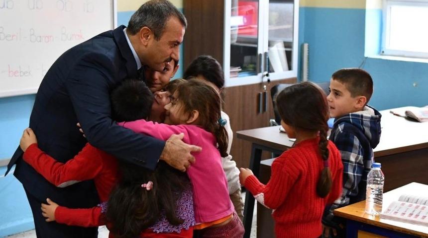 &Ouml;ğrenciler, Vali Sonel&rsquo;e sevgilerini sarılarak g&ouml;sterdi