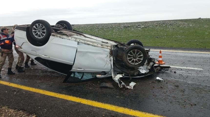 Siverek&rsquo;te otomobil takla attı: 2 yaralı