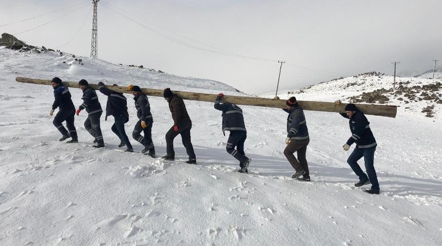 Vedaş ekiplerinin 2 bin 500 rakımlı S&uuml;phan Dağı eteğinde zorlu kış mesaisi
