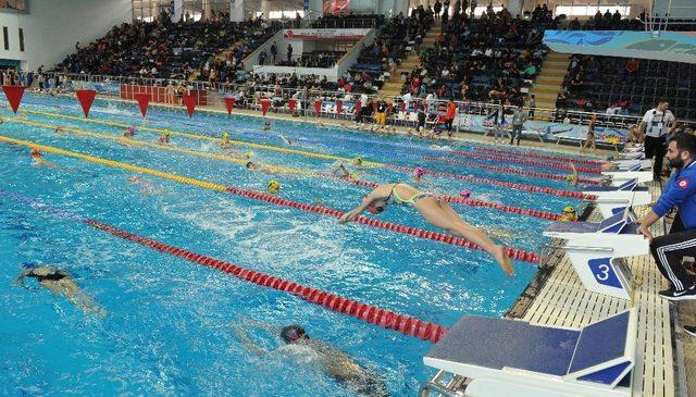 Trabzon’da düzenlenen Türkiye Yüzme Finali nefes kesti