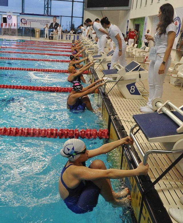 Trabzon’da düzenlenen Türkiye Yüzme Finali nefes kesti