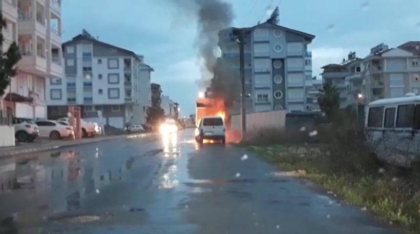 Manavgat&rsquo;ta park halindeki ara&ccedil; yandı