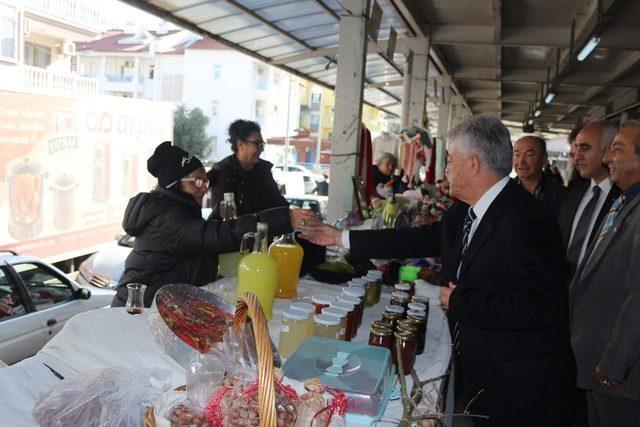 Marmaris’te Noel pazarı açıldı