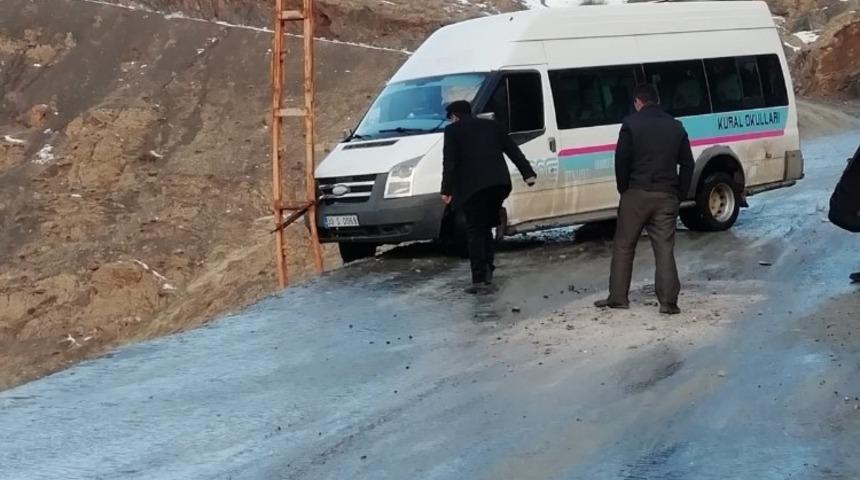 &Ouml;ğrenci servisi elektrik direğine &ccedil;arparak durdu