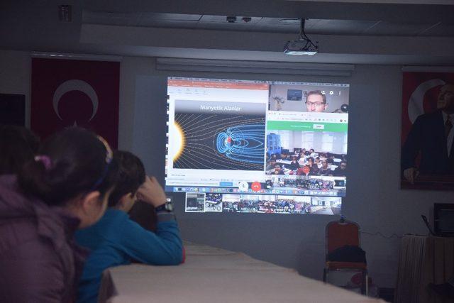 Lapseki’de orta okul öğrencileri NASA İle E-Konferans gerçekleştirdi