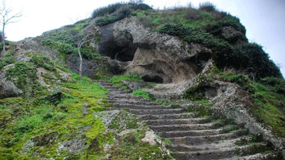 Tarihi mağarada b&uuml;y&uuml;k şok! İ&ccedil;eri girdiklerinde &ouml;yle bir manzarayla karşılaştılar ki...
