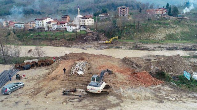 Sel afetinde yıkılan köprü yeniden yapılıyor