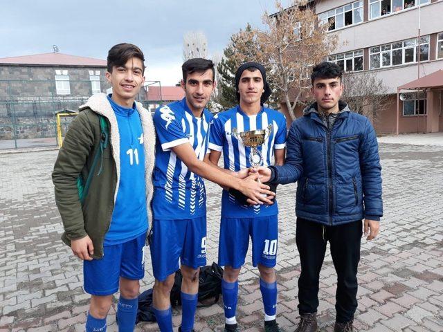 Kars’ta Liselerarası Futbol Turnuvasında şampiyon Alparslan Anadolu Lisesi
