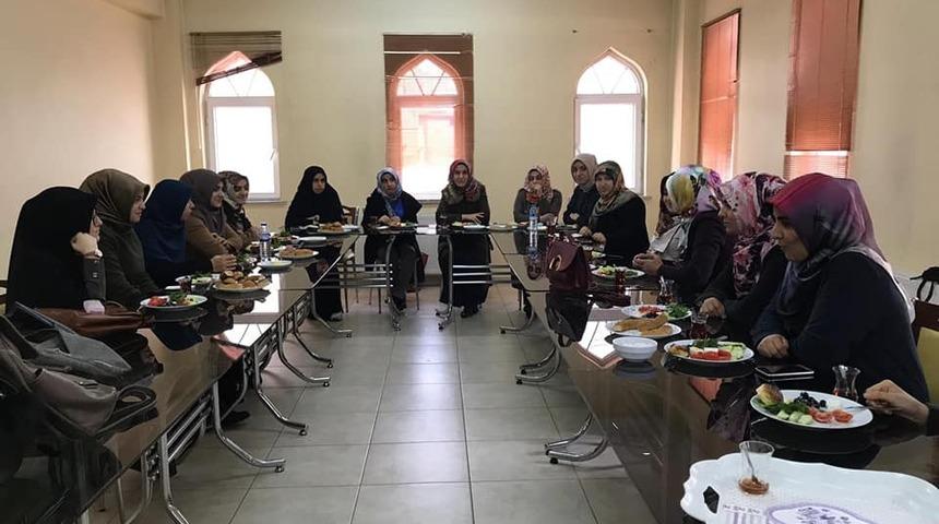 Kur&rsquo;an Kursu &ouml;ğreticileri &uuml;niversiteliler ile bir araya geldi