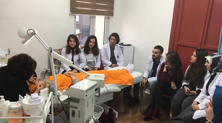 G&uuml;zellik uzmanından &uuml;niversite &ouml;ğrencilerine cilt bakımı eğitimi