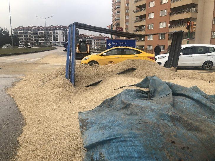 Hayvan yemi yüklü traktör römorku devrildi G2