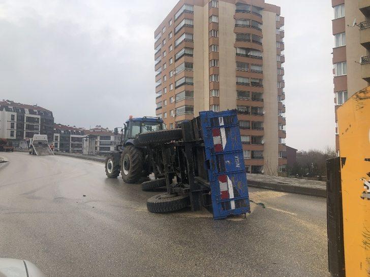 Hayvan yemi yüklü traktör römorku devrildi G4