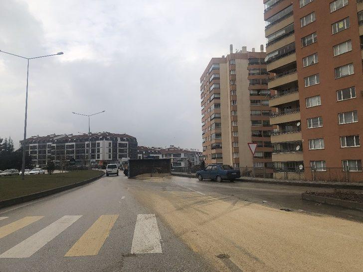 Hayvan yemi yüklü traktör römorku devrildi G5