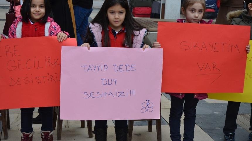 Öğrenciler ve velilerden ’öğretmenimizi geri istiyoruz’ eylemi