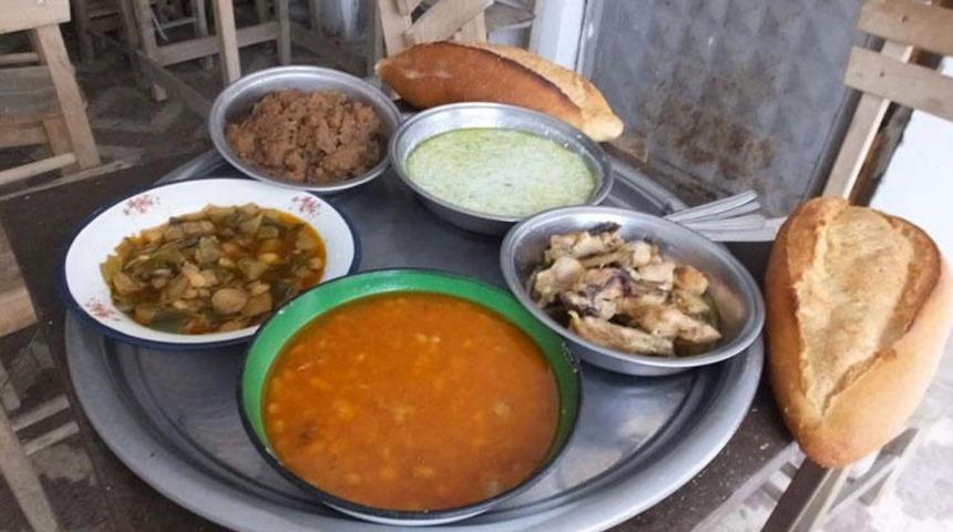 İyi insanlar hala var! G&uuml;nde 3 &ouml;ğ&uuml;n yemek yapıp ihtiya&ccedil; sahiplerine sunuyorlar