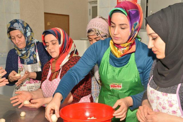 Kursiyerler pastacılığı detaylarıyla öğreniyor