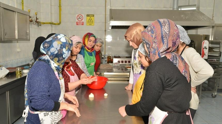 Kursiyerler pastacılığı detaylarıyla &ouml;ğreniyor