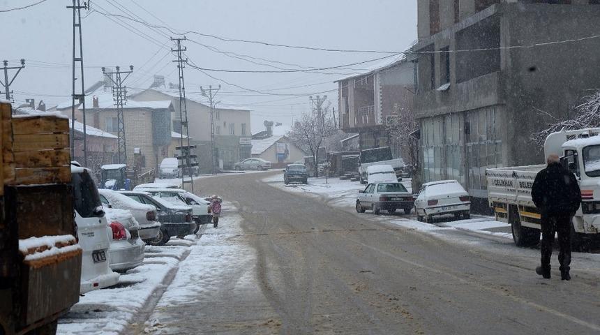 &Ccedil;elikhan il&ccedil;esine yılın ilk karı yağdı