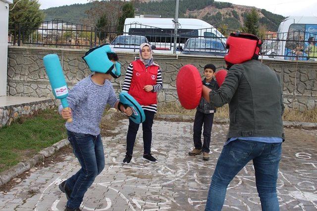 Köy okullarındaki öğrenciler gönüllü gençlerle eğleniyor