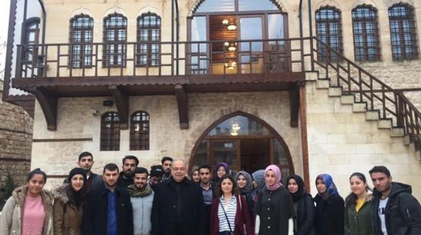 Başkan Kutlu &uuml;niversite &ouml;ğrencileriyle buluştu