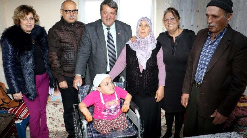 Azime, tekerlekli sandalyesine kavuştu