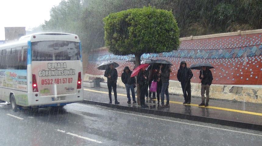 Turizm &ccedil;alışanlarının yağmur &ccedil;ilesi