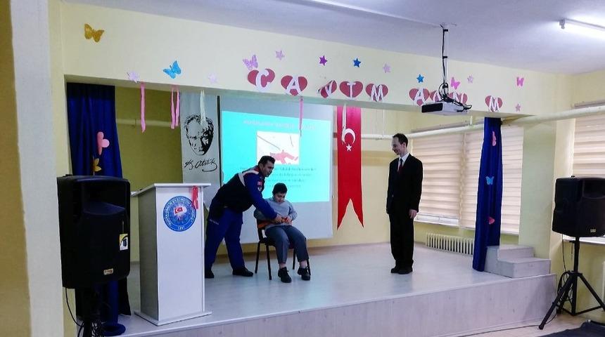 Jandarmadan &ouml;ğrencilere "Trafik Dedektifleri" projesi kapsamında eğitim