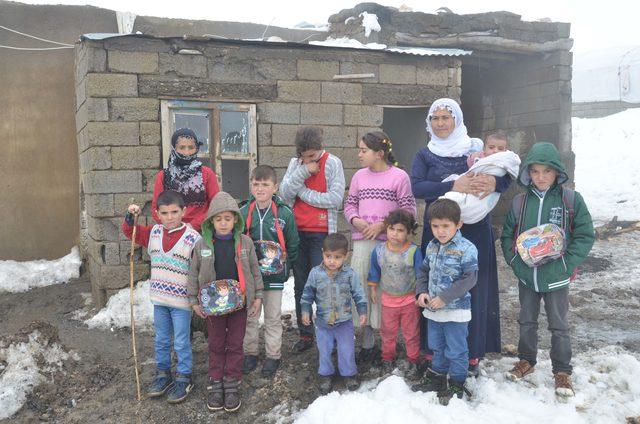 Battaniyeden yapılan çantayı kullanan İsmail'e, okul çantası hediye edildi