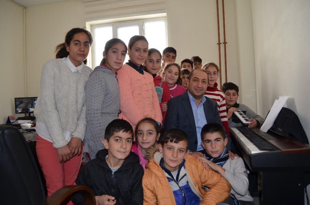 K&ouml;y okulu &ouml;ğrencileri piyanoyla tanıştı