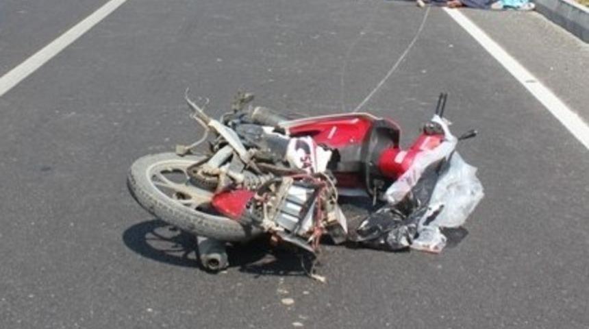 Direğe &ccedil;arpan motosiklet s&uuml;r&uuml;c&uuml;s&uuml; hayatını kaybetti