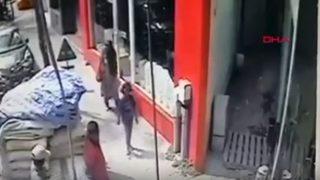 Kaldırımda yürüyen çocuğun başına çimento torbası düştü