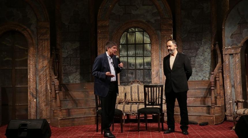 Başkan Türel, Alanyalı gençlerle tiyatro izledi