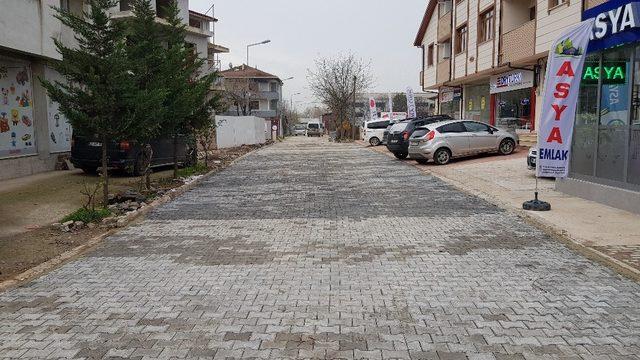 İki yol daha parke taşlarıyla kaplandı