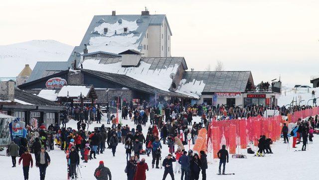 Erciyes’i sezonun ilk hafta sonunda 30 bin kişi ziyaret etti