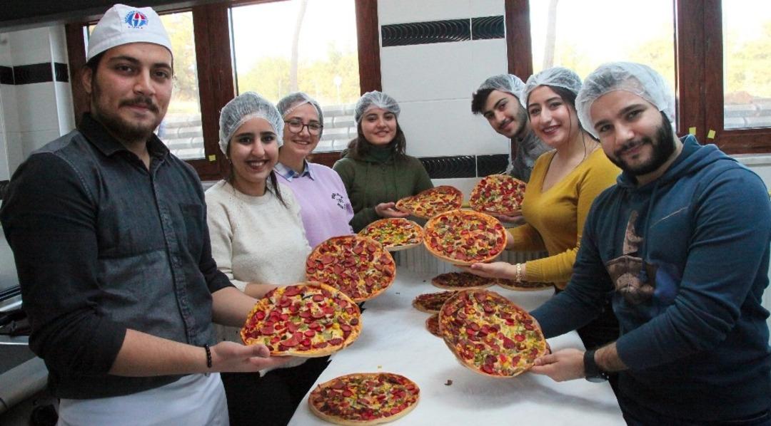 GA&Uuml;N&rsquo;l&uuml; &ouml;ğrenciler ilkokul &ouml;ğrencilerine pizza yaptı