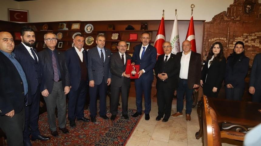 Kızılay merkez y&ouml;neticileri Belediye Başkanı Se&ccedil;en&rsquo;i ziyaret etti