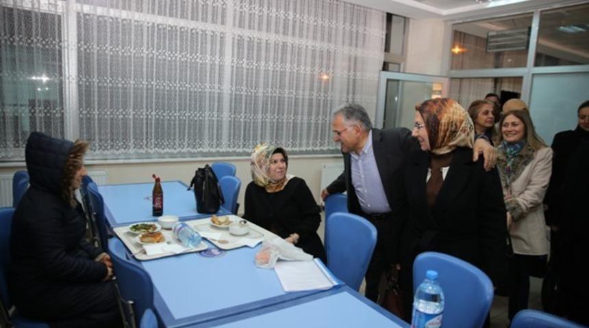 B&uuml;y&uuml;kkılı&ccedil;, g&ouml;n&uuml;l el&ccedil;isi gen&ccedil;lerle Mevlana&rsquo;yı anma programında buluştu