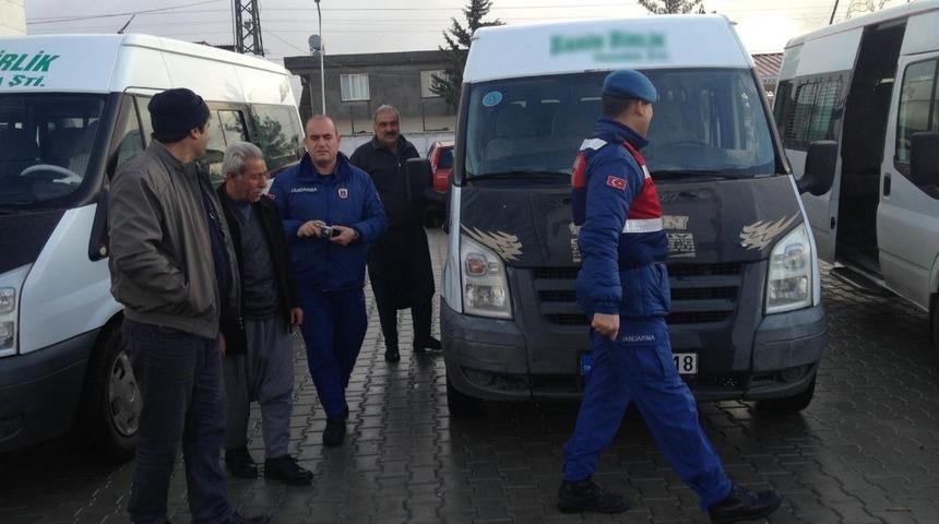 Jandarma ekipleri servis ara&ccedil;larını denetledi