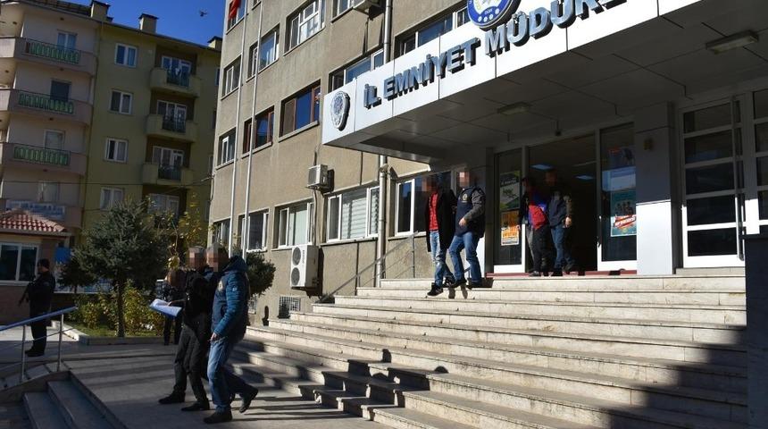 Polis cami hırsızlarının kullandığı aracı lastiklerine ateş ederek durdurdu