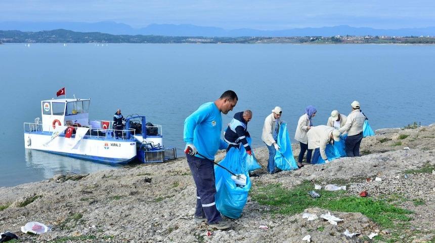 Çevre dostu kargocular göl kıyısını temizledi