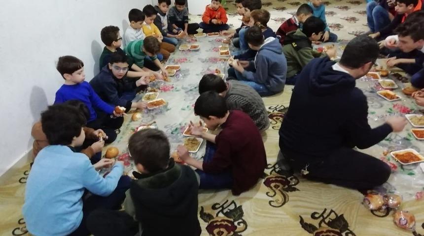 Savaş mağduru 400 yetim &ccedil;ocuğa bot ve mont dağıtıldı