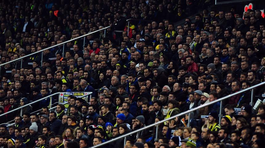 Fenerbahçe - Erzurumspor maçında Soner Ergen tribünden düştü!