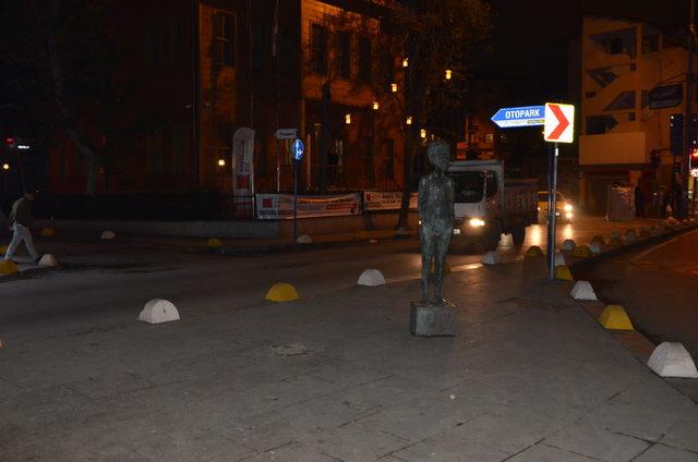Kadıköy'de Avanak Avni heykeli çalındı