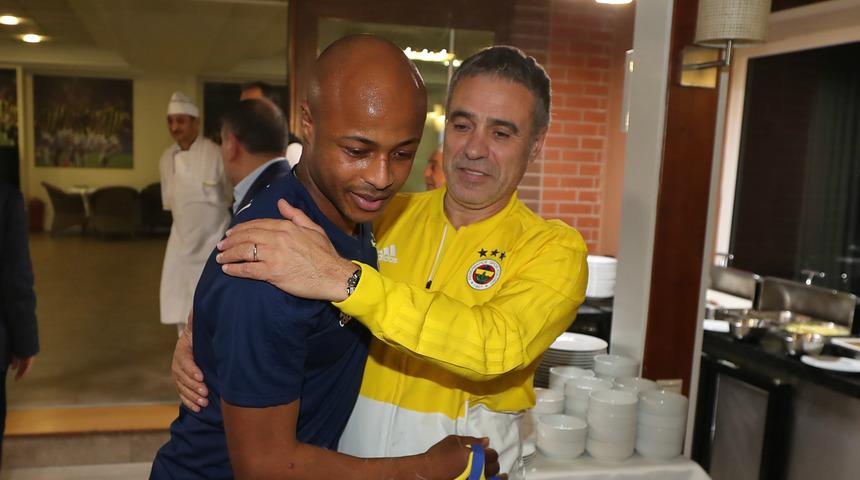 Fenerbah&ccedil;e'de Ersun Yanal ve Andre Ayew'e doğum g&uuml;n&uuml; kutlaması