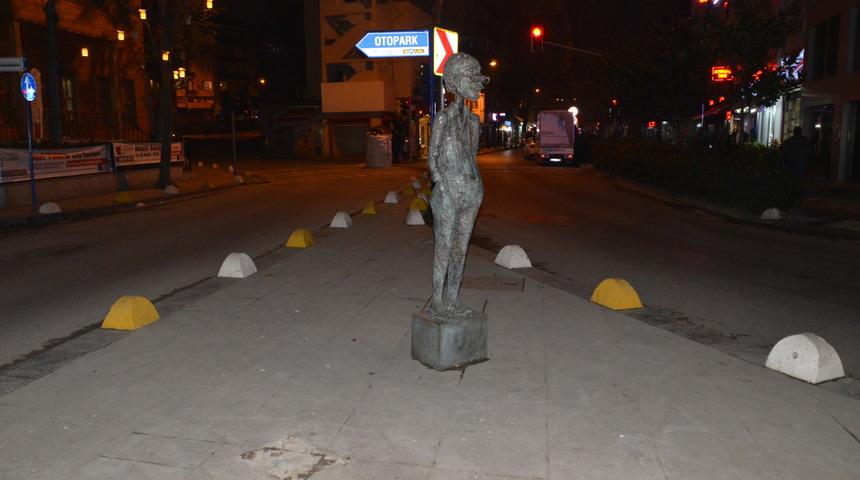 Kadıköy'ün sembollerinden olan Avanak Avni heykeli çalındı