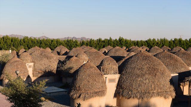 Hurma yapraklarından yapılan otel ilgi odağı oldu