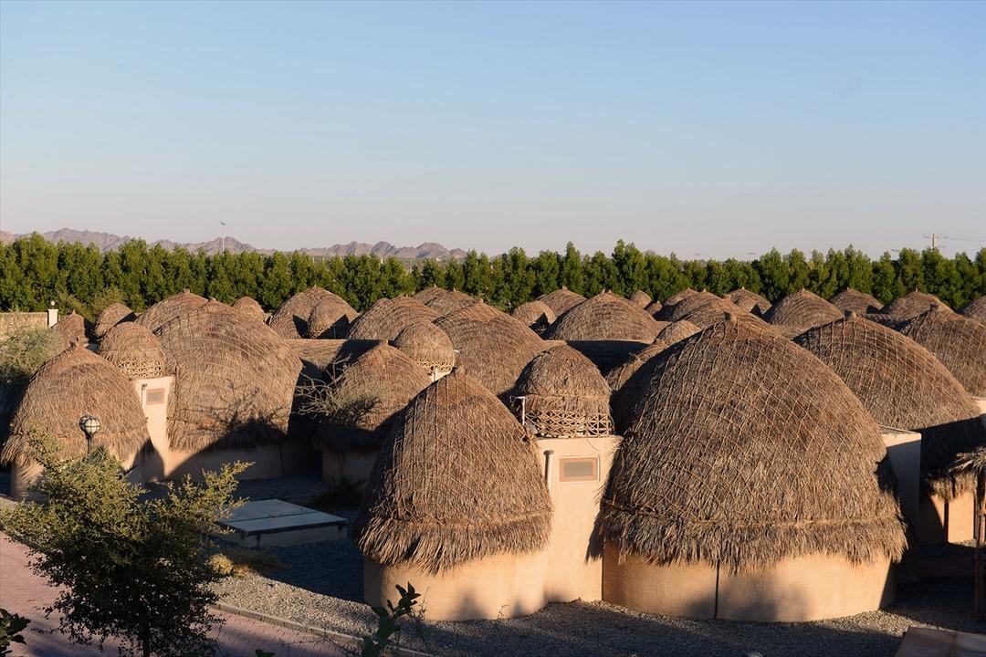 Hurma yapraklarından yapılan otel ilgi odağı oldu