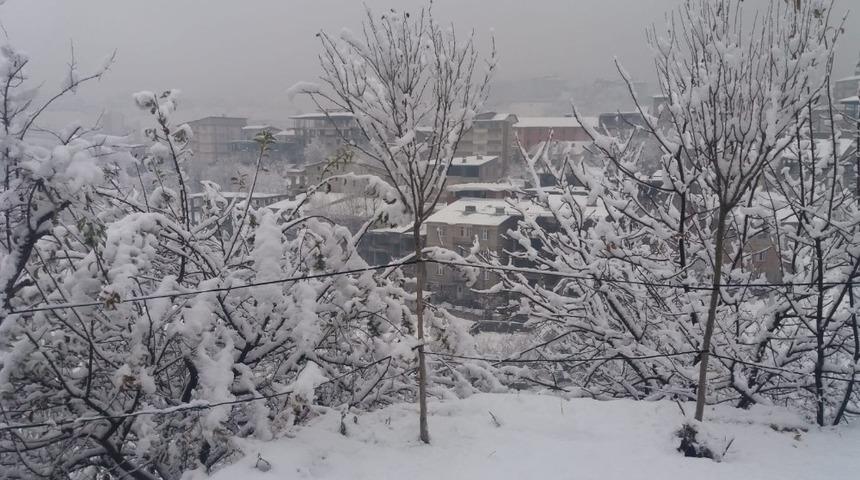 Hakkari&rsquo;de 33 k&ouml;y ile 73 mezra yolu ulaşıma kapandı