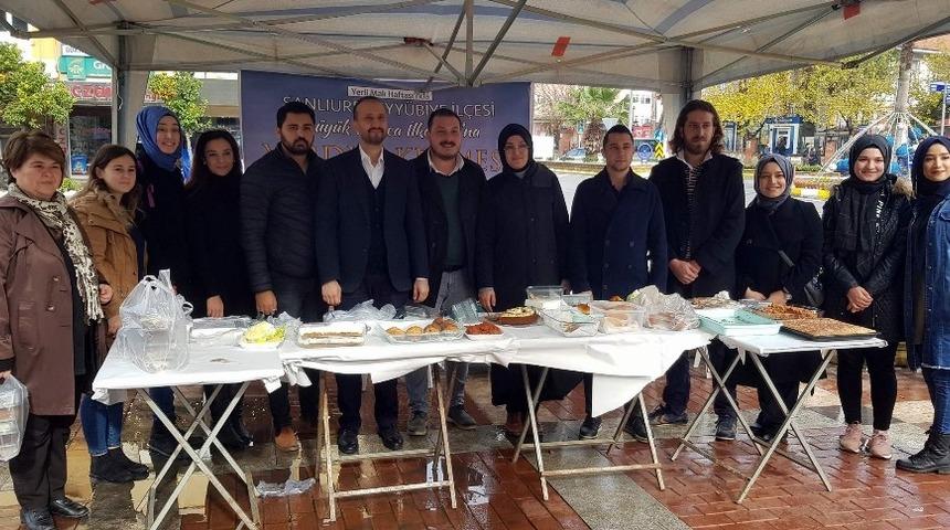 Ak gen&ccedil;lerden &ouml;ğrencilere sevgi eli